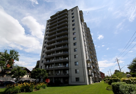 Victoria Park Towers in Kitchener, ON - Building Photo