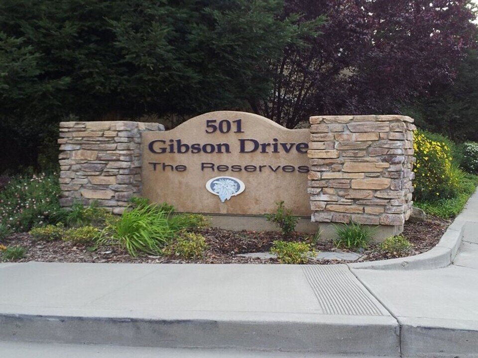 501 Gibson Dr in Roseville, CA - Building Photo