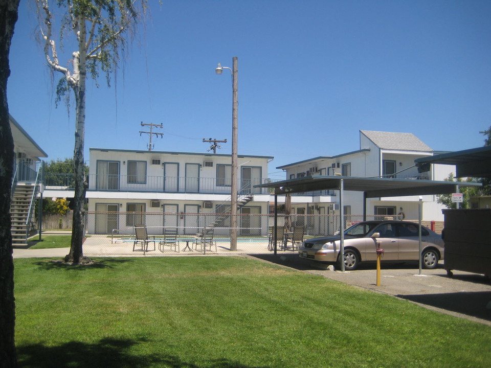 1161 E Yosemite Ave in Manteca, CA - Building Photo