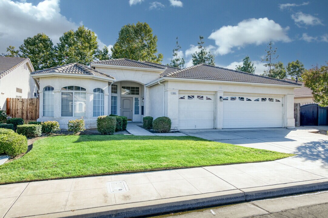 1903 E Emerald Ave in Fresno, CA - Foto de edificio