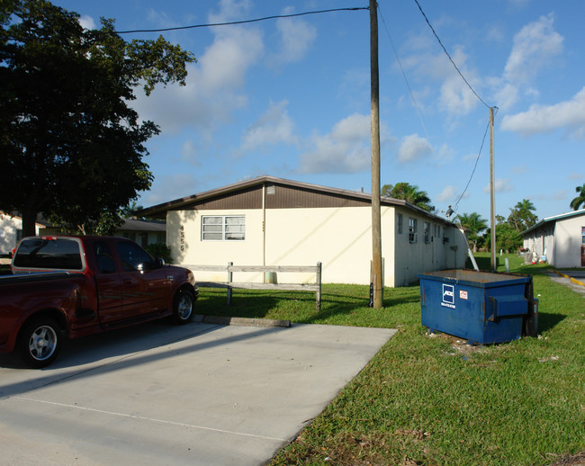 4555 SW 32nd Ave in Fort Lauderdale, FL - Building Photo - Building Photo