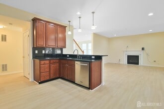 4 Timber Grove Ct in Old Bridge, NJ - Building Photo - Building Photo