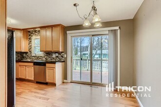 11233 Nevada Ave N in Champlin, MN - Foto de edificio - Building Photo
