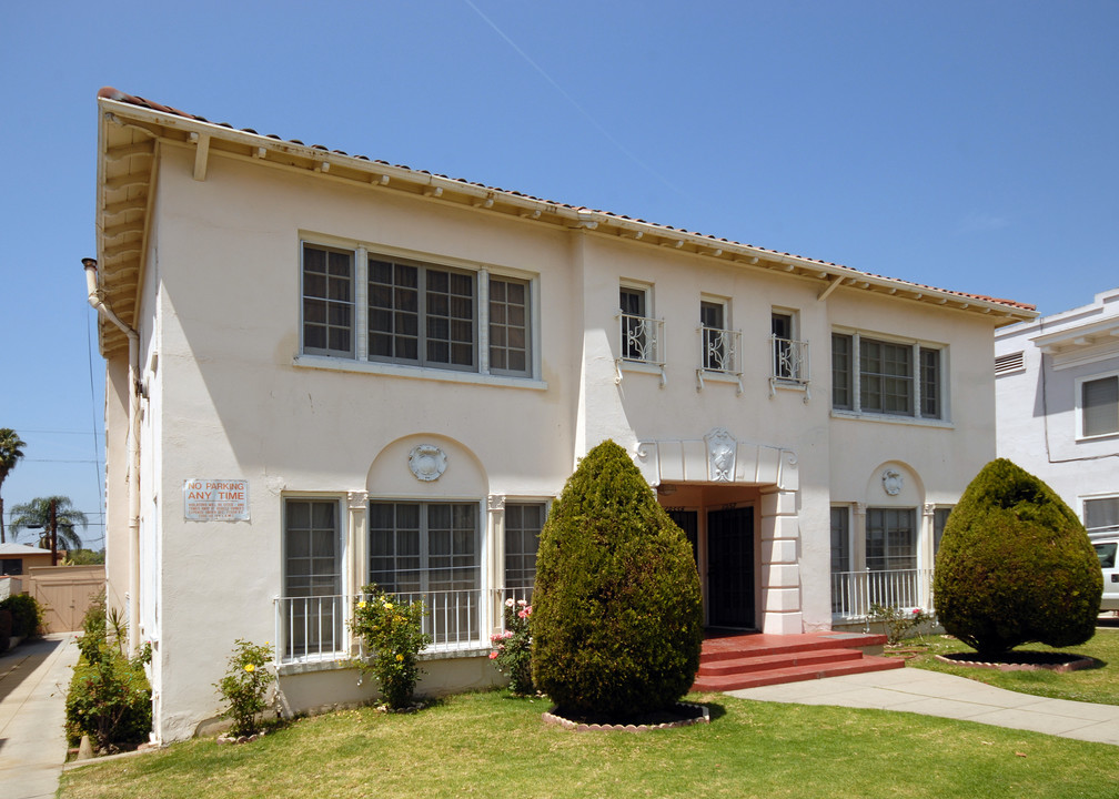 1953 N Vermont Ave in Los Angeles, CA - Foto de edificio