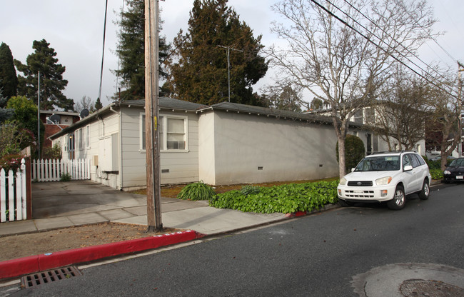 1405 Lincoln Ave in Burlingame, CA - Foto de edificio - Building Photo