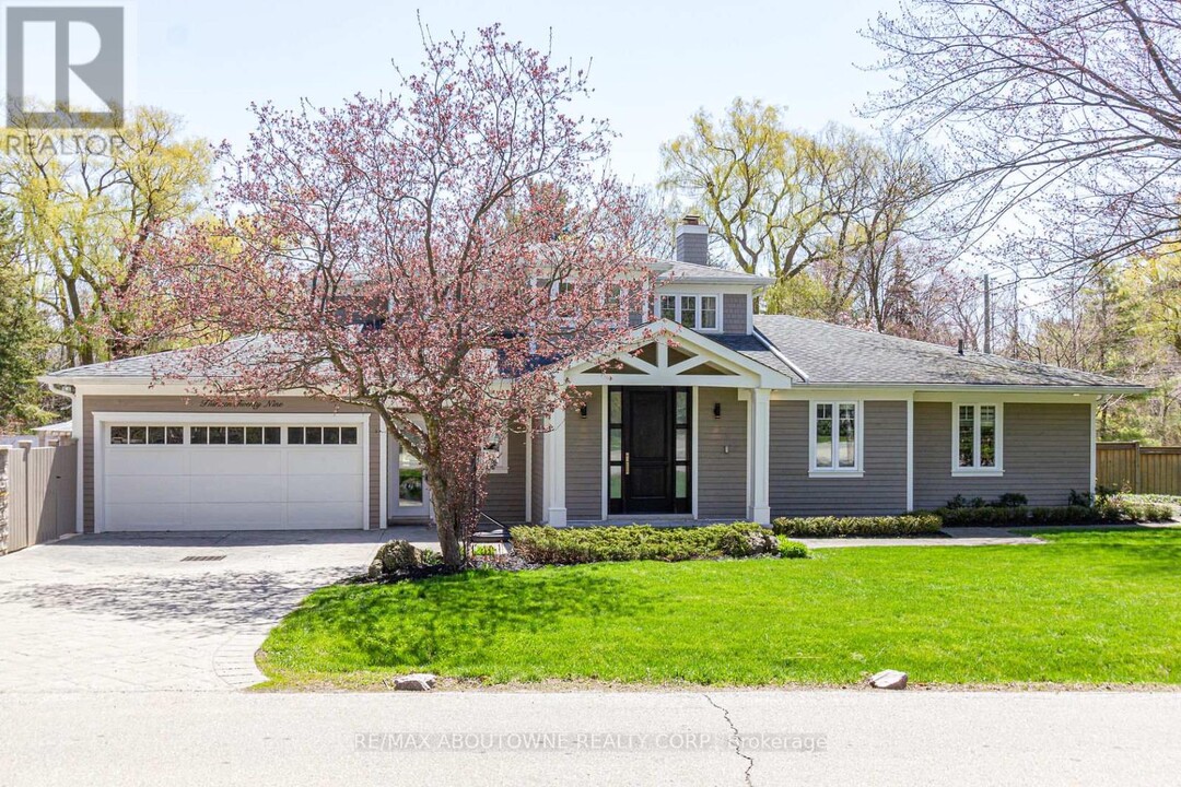 1329 Cumnock Crescent in Oakville, ON - Building Photo
