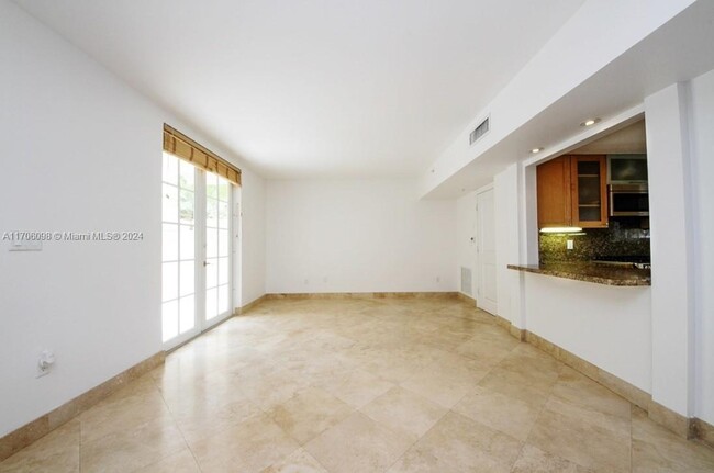 243 Meridian Ave in Miami Beach, FL - Building Photo - Building Photo