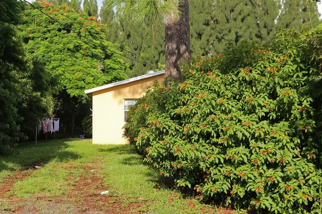 4489 Davis Rd in Lake Worth, FL - Foto de edificio - Building Photo