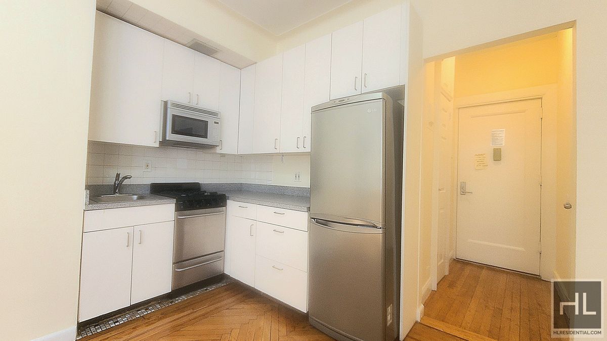 117 W 13th St in New York, NY - Building Photo