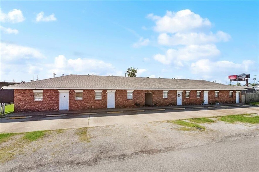 2222 Florida Ave in Kenner, LA - Building Photo