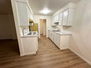 6055 SW 68th Ct in Beaverton, OR - Building Photo - Building Photo