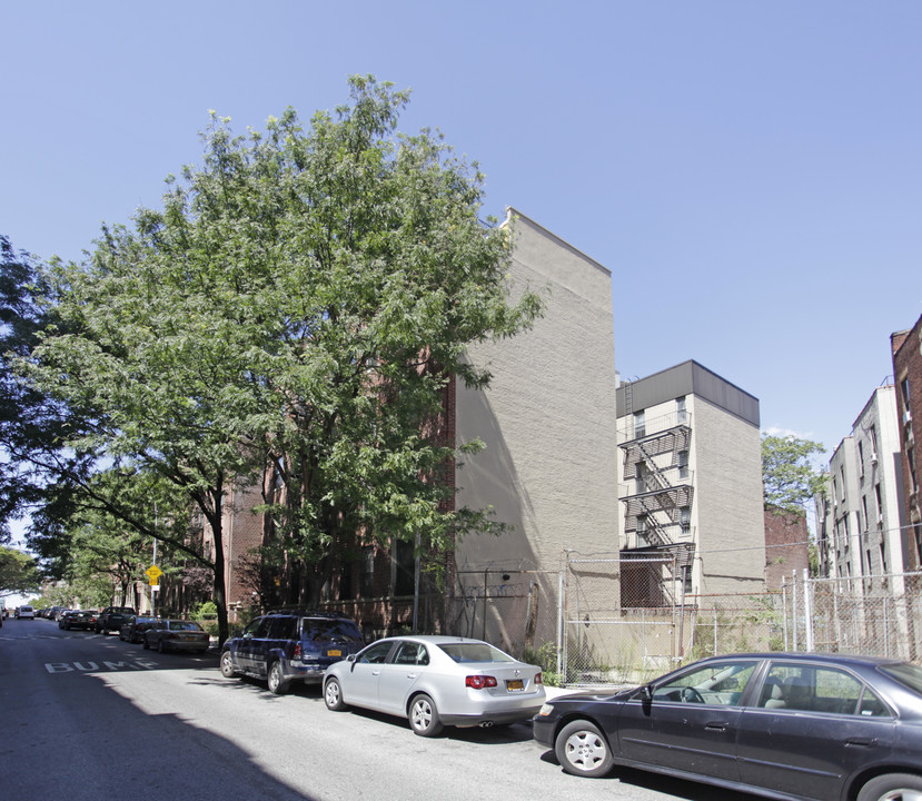 375 Lincoln Pl in Brooklyn, NY - Building Photo