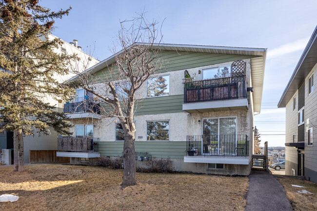 3914 Centre St NE in Calgary, AB - Building Photo - Primary Photo