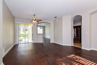 5430 Twin Creeks Dr in Valrico, FL - Building Photo - Building Photo