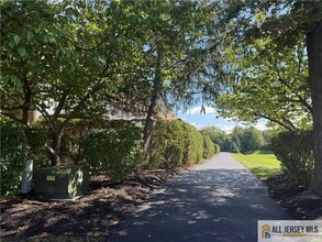 2905 N Oaks Blvd in North Brunswick, NJ - Building Photo - Building Photo