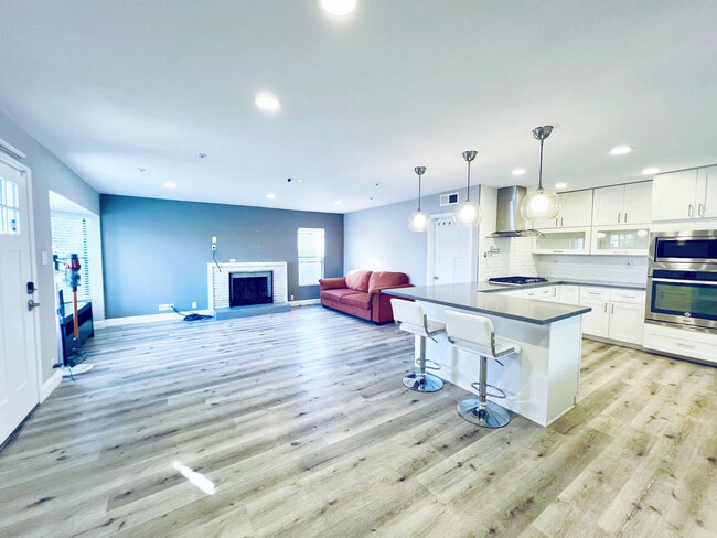 1495 Kavanaugh Dr, Unit #201-203 in East Palo Alto, CA - Building Photo - Building Photo