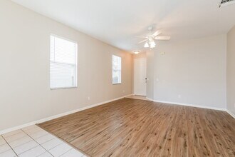 7624 Devonbridge Garden Way in Apollo Beach, FL - Building Photo - Building Photo