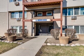 Woodlands Apartment Homes in Mundelein, IL - Building Photo - Building Photo