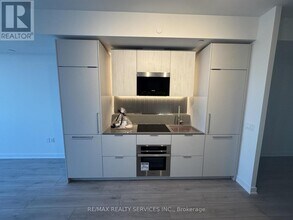 1 Fairview Rd E in Mississauga, ON - Building Photo - Building Photo