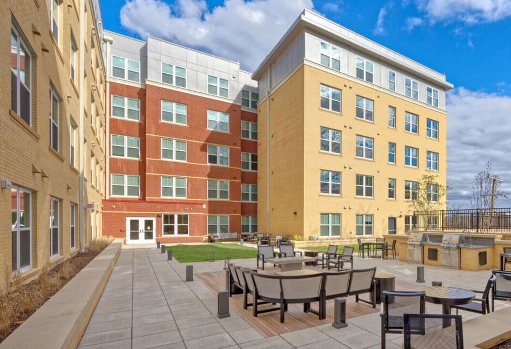 2317 Huntington Ave, Unit 527 in Alexandria, VA - Building Photo