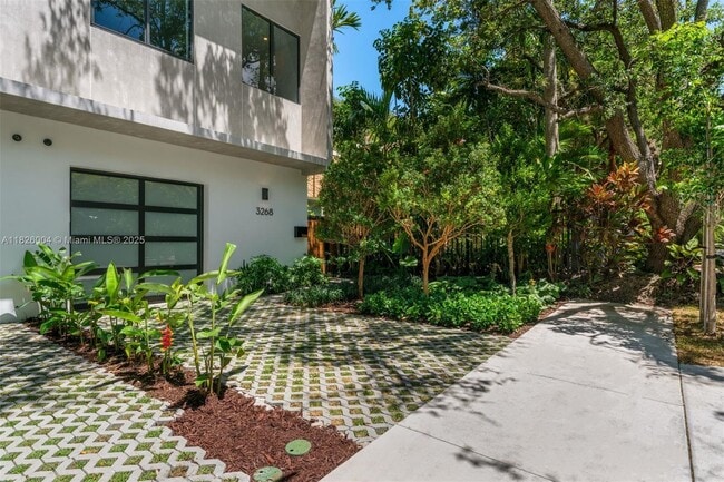 3268 Gifford Ln in Miami, FL - Building Photo - Building Photo