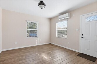 1033 E 57th St in Los Angeles, CA - Foto de edificio - Building Photo