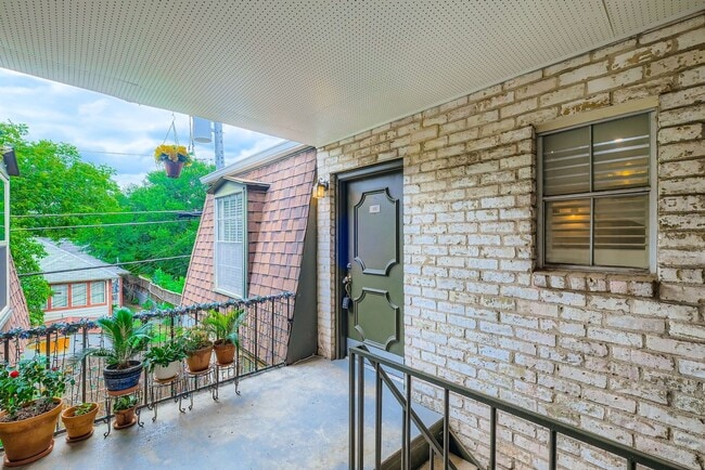 1045 Shook Ave in San Antonio, TX - Foto de edificio - Building Photo