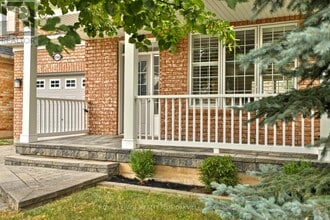 2565 Falkland Crescent in Oakville, ON - Building Photo - Building Photo