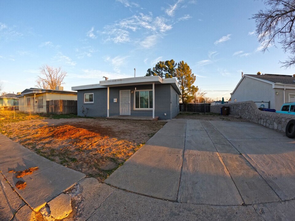 1716 Princess Jeanne Dr in Las Cruces, NM - Building Photo
