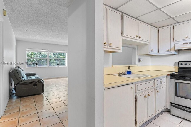 5011 W Oakland Park Blvd in Lauderdale Lakes, FL - Building Photo - Building Photo