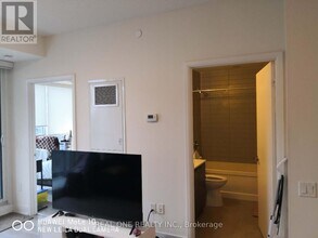 30-930 Roehampton Ave in Toronto, ON - Building Photo - Building Photo