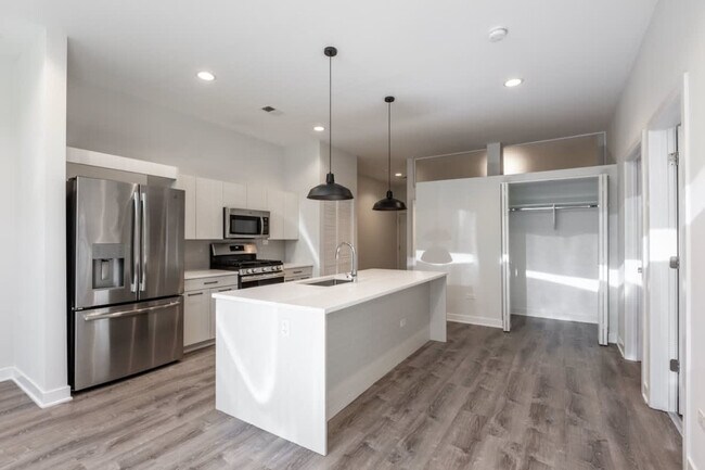 2247 W Lawrence Ave in Chicago, IL - Building Photo - Building Photo