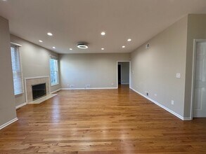 5 Hotchkiss Ct in Lincolnshire, IL - Building Photo - Building Photo