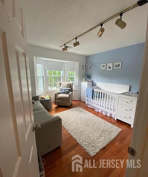 360 Hadleigh Ln in North Brunswick, NJ - Foto de edificio - Building Photo