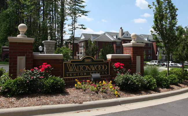 Waltonwood Cary Parkway in Cary, NC - Foto de edificio - Building Photo