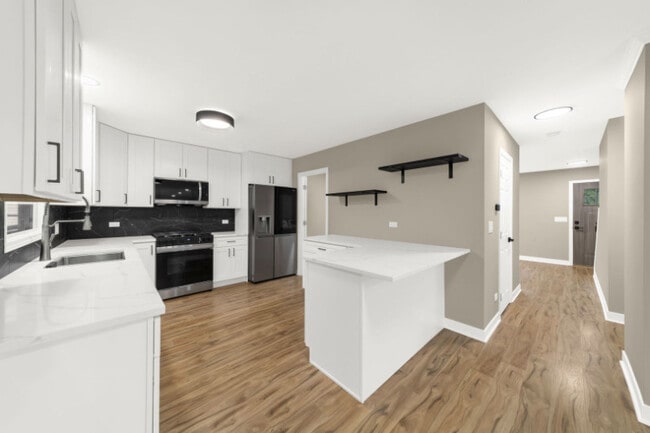 990 Whitehall Way in Crystal Lake, IL - Building Photo - Building Photo