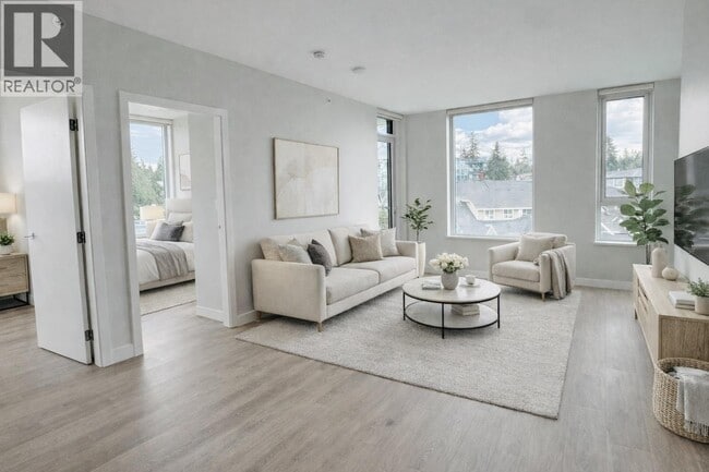 567 Emerson St in Coquitlam, BC - Building Photo - Building Photo