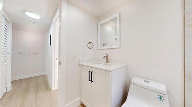 1676 W 42nd St in Hialeah, FL - Foto de edificio - Building Photo