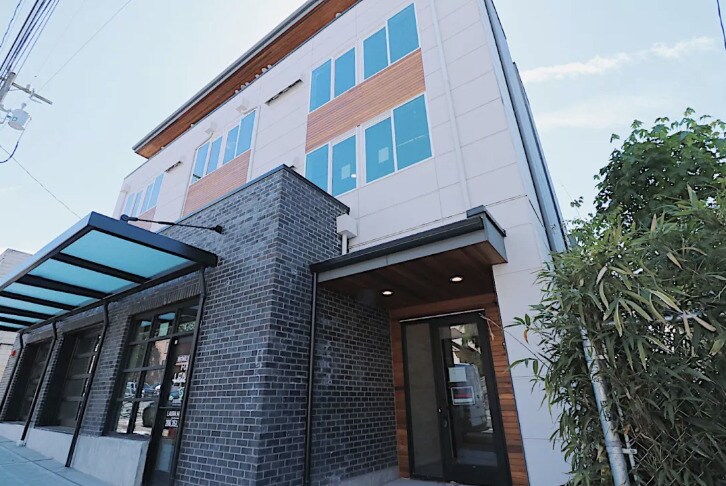 5637 University Way in Seattle, WA - Building Photo