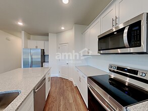 1273 E White St in Saratoga Springs, UT - Foto de edificio - Building Photo