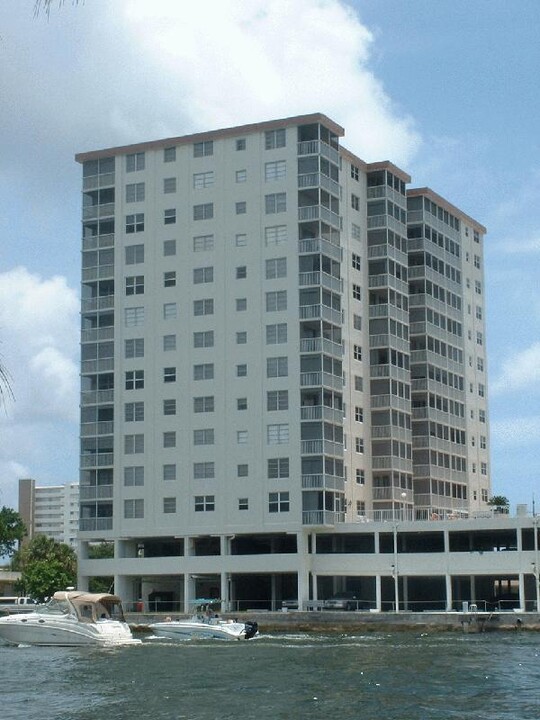 Intracoastal Tower in Pompano Beach, FL - Building Photo