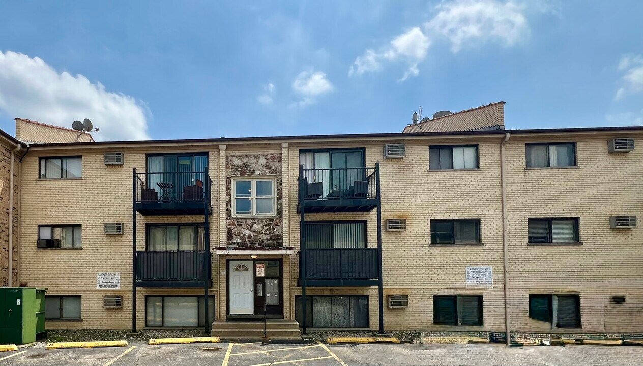 5113 N East River Rd in Chicago, IL - Building Photo