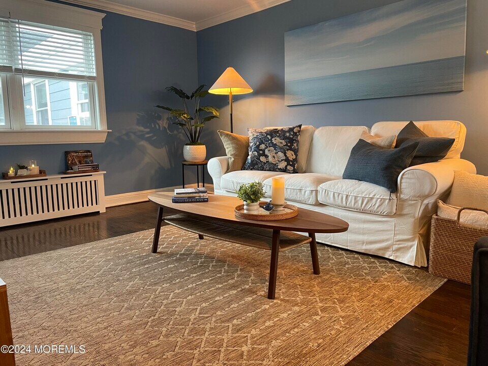 302 Deal Lake Dr in Asbury Park, NJ - Building Photo