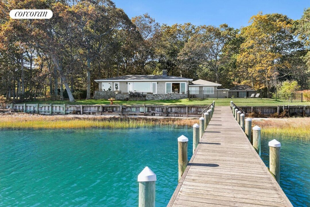 16 Little Ram Island Dr in Shelter Island, NY - Building Photo