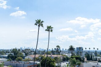 1975 Beachwood Dr in Los Angeles, CA - Building Photo - Building Photo