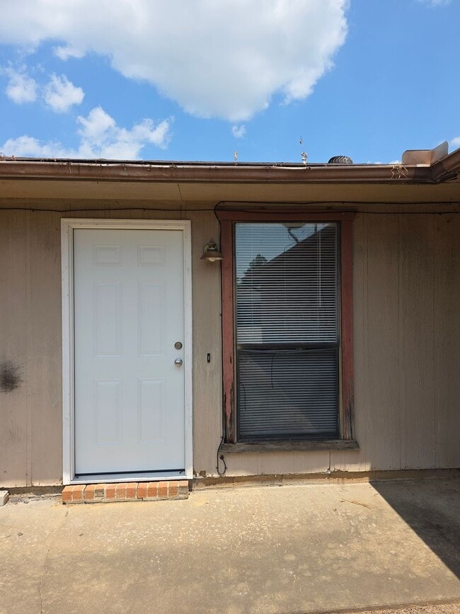 1208 S Frankfort Ave in Russellville, AR - Building Photo - Building Photo