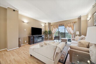 661 Bering Dr in Houston, TX - Building Photo - Building Photo