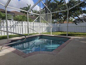 712 Juniper Ln in Weston, FL - Building Photo - Building Photo