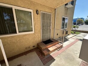 223 E Burbank Blvd, Unit 101 in Burbank, CA - Building Photo - Building Photo