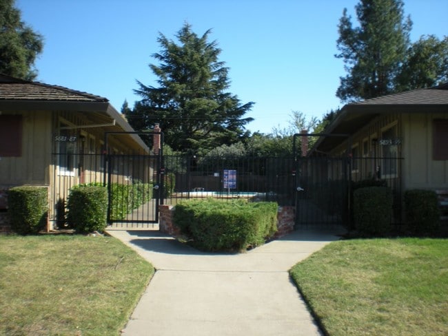 5821-5927 S Land Park Dr in Sacramento, CA - Foto de edificio - Building Photo